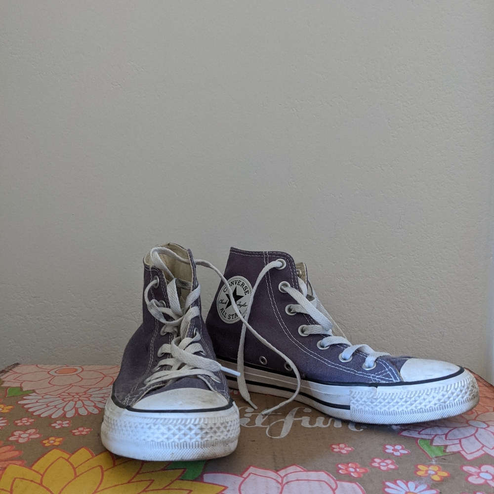 High top Converse (W7.5), perfect for spring 🌼